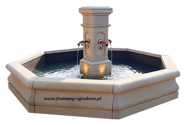 Klasyczna fontanna z ośmiokątnym basenem