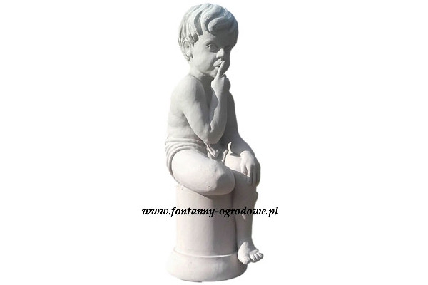 Kamienna rzeźba przedstawiająca siedzącego chłopca