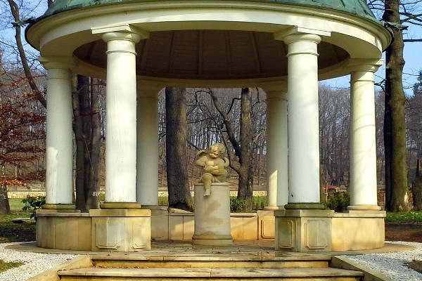 Traditionelles Handwerk. Brunnen, Skulpturen, Gartendekorationen.