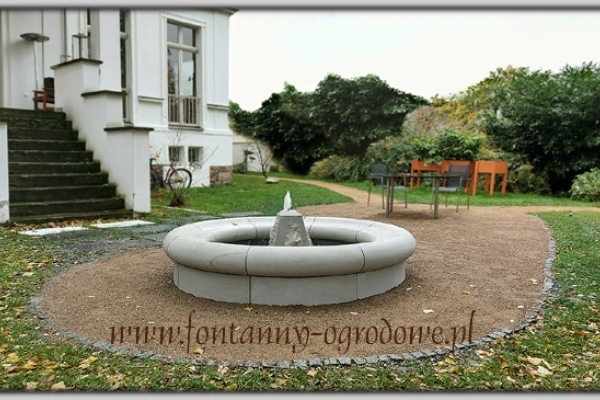 Okrągła fontanna ogrodowa