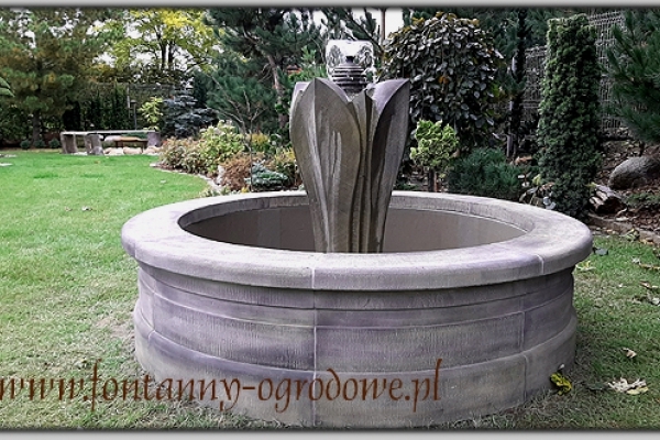 Okrągła fontanna z rzeźbą