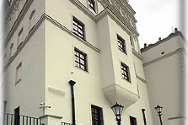 Fontanna przyścienna gryf